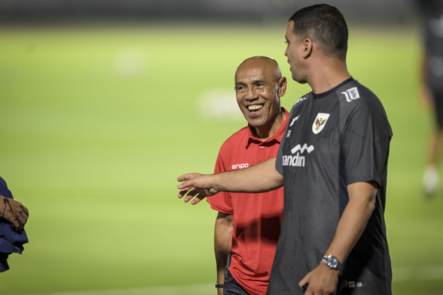 Kepala Pemandu Bakat (Head of Scouting) PSSI Simon Tahamata (kanan) berbincang dengan staf pelatih Timnas Indonesia saat sesi latihan jelang melawan Timnas China di Stadion Madya, Komplek GBK, Senayan, Jakarta, Senin (2/6/2025). Foto: Bayu Pratama S/ANTARA FOTO