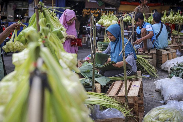 Pedagang menjajakan sarang atau kulit ketupat di Pasar Perumnas Klender, Jakarta, Selasa (3/5/2025). Foto: Iqbal Firdaus/kumparan