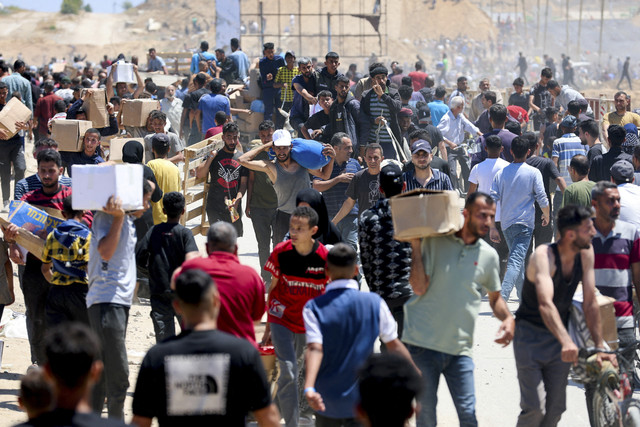 Warga Palestina mengendarai gerobak yang ditarik keledai saat menerima pasokan bantuan dari yayasan kemanusiaan Gaza di Jalur Gaza Tengah, Kamis (29/5/2025). Foto: Ramadan Abed/REUTERS