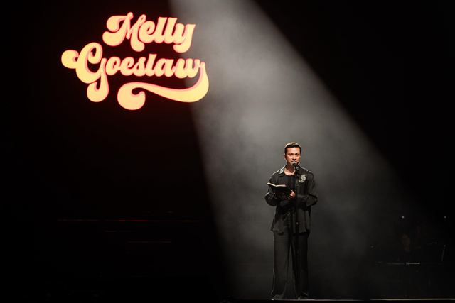 Nicholas Saputra di konser "Ada Apa dengan Melly ...?" di Malaysia. Foto: Istimewa 