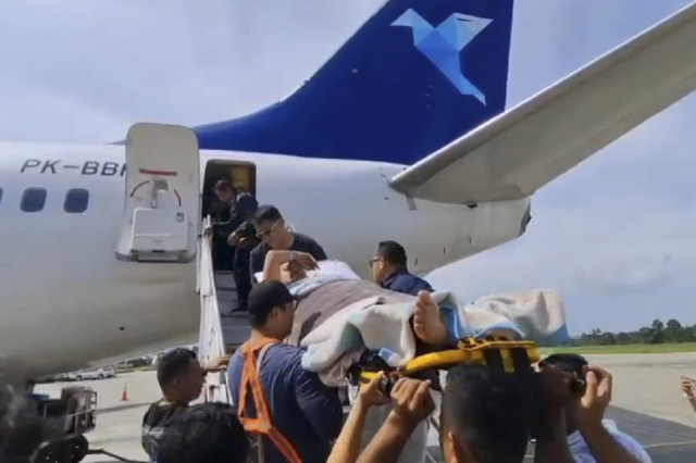 Evakuasi Bripka Marsidon yang ditembak KKB di Wamena untuk mendapat perawatan di RS Kramat Jati Jakarta. Foto: Satgas Damai Cartenz/HO-ANTARA