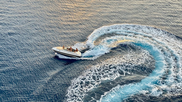 Naik Fast Boat ke Pulau Moyo. Foto hanyalah ilustrasi bukan tempat sebenarnya. Sumber: Unsplash/iSAW Company
