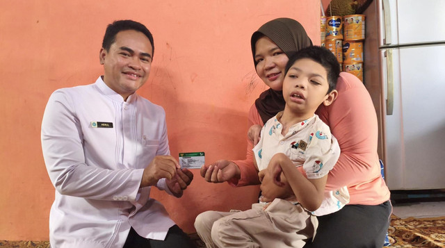 DT Peduli Cianjur Bantu Buatkan Kartu BPJS untuk Gibran (Penderita Cerebral Palsy) dan Ibunya (Sumber : DT Peduli)