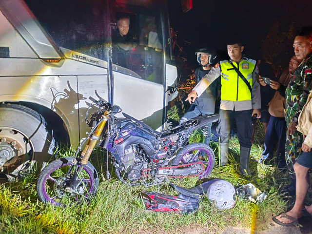Petugas saat menunjukkan motor dan bus usai alami tabrakan di Desa Tajok Kayong, Ketapang. Foto: Dok. Polres Ketapang