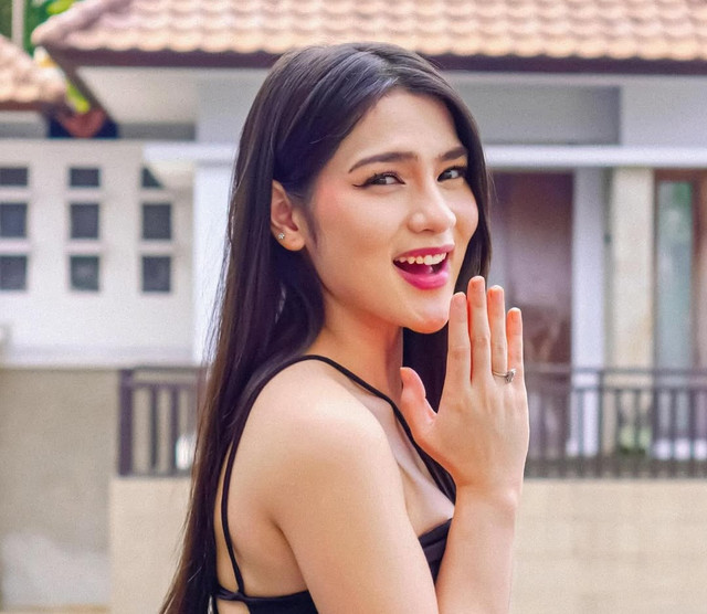 Davina Karamoy mengunggah foto dilamar. Foto: Instagram/@davinaakaramoy