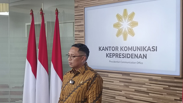 Kepala Presidential Communication Office (PCO) Hasan Nasbi di kantornya, Jakarta Pusat, Selasa (3/6/2025). Foto: Zamachsyari/kumparan