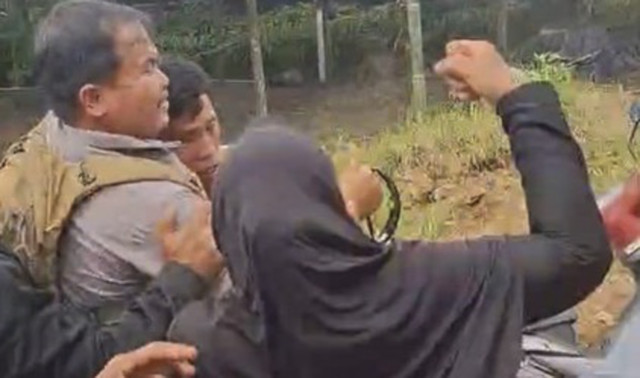 Bhabinkamtibmas Desa Salletto, Polsek Mamuju Brigpol Rahmat saat mengamankan pelaku pembunuhan. Foto: Instagram/ @polresta_mamuju_official