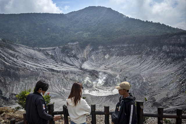 Wisatawan menyaksikan Kawah Ratu Gunung Tangkuban Parahu di Kabupaten Subang, Jawa Barat, Selasa (3/6/2025). Foto: Abdan Syakura/ANTARA FOTO