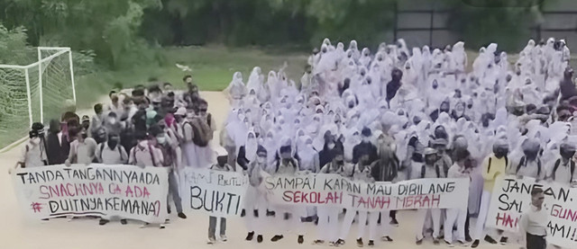 Siswa SMAN 9 Tambun Selatan, Kabupaten Bekasi, menggelar aksi protes di halaman sekolah, Selasa (3/6/2025). Foto: Dok. Istimewa