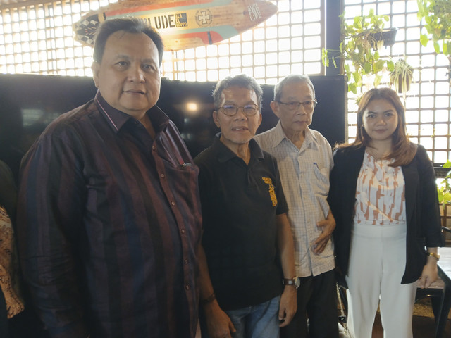 Keenan Nasution dan Rudi Pekerti didampingi kuasa hukumnya, Minola Sebayang, hadir dalam jumpa pers di Cilandak, Jakarta Selatan, Selasa (3/6/2025). Foto: Vincentius Mario/kumparan