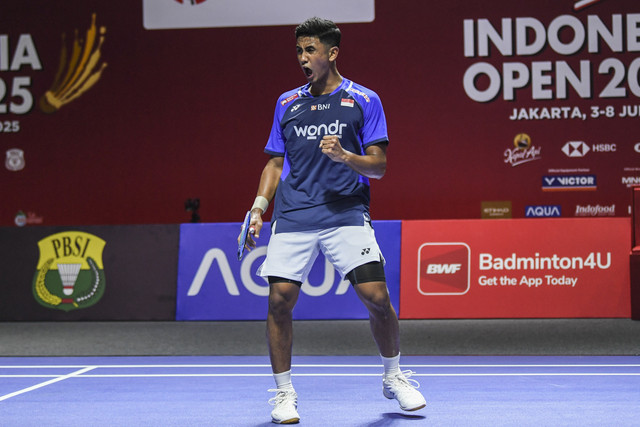 Pebulu tangkis tunggal putra Indonesia Alwi Farhan setelah berhasil memperoleh poin saat melawan tunggal putra India Prannoy HS pada babak 32 besar Kapal Api Indonesia Open 2025 di Istora Senayan, Gelora Bung Karno, Jakarta, Selasa (3/6/2025). Foto: Hafidz Mubarak A/ANTARA FOTO