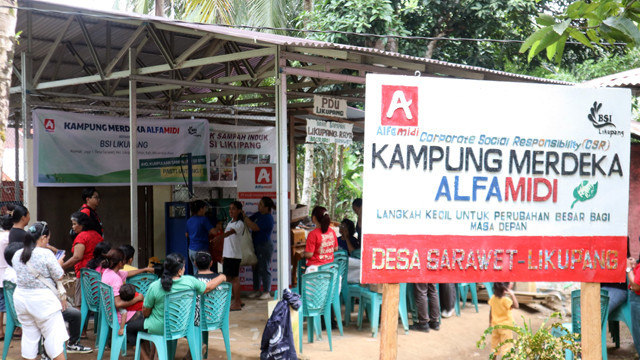 Aktivitas edukasi di Kampung Merdeka Alfamidi Manado.