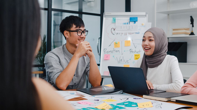 [Sumber : https://www.freepik.com/free-photo/multiracial-group-young-creative-people-smart-casual-wear-discussing-business-brainstorming-meeting-ideas-mobile-application-software-design-project-modern-office_15113203.htm#fromView=search&page=1&position=0&uuid=b9cae44e-b82a-4e96-b1a8-97d094d744fb&query=Bisnis+dengan+Manajemen+Operasi]