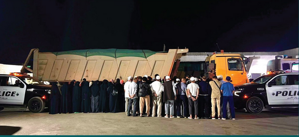 Sebanyak 108 pemegang visa nonhaji diamankan aparat Arab Saudi saat diselundupkan di kompartemen kendaraan berat, Juni 2025. Foto: Dok. Security KSA
