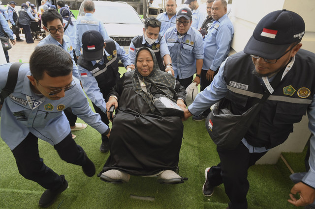 Petugas Penyelenggara Ibadah Haji membantu calon jamaah haji Indonesia yang berkursi roda menuju hotel transit peserta safari wukuf khusus lansia di Hotel Asila Al-Andalus di Makkah, Arab Saudi, Selasa (3/6/2025). Foto: Andika Wahyu/ANTARA FOTO