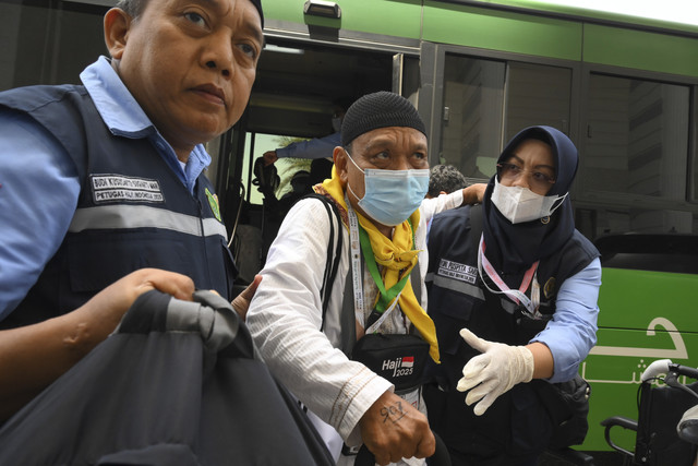 Petugas Penyelenggara Ibadah Haji membantu calon haji Indonesia menuju hotel transit peserta safari wukuf khusus lansia di Hotel Asila Al-Andalus di Makkah, Arab Saudi, Selasa (3/6/2025). Foto: Andika Wahyu/ANTARA FOTO