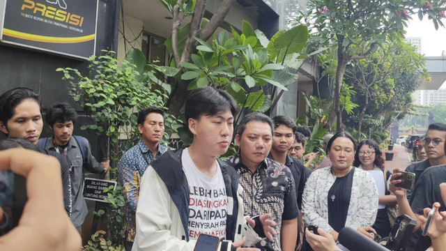 Salah satu tim medis yang menjadi tersangka aksi may day Cho Yong Gi, mahasiswa Ilmu Filsafat Universitas Indonesia semester 6 di Polda Metro Jaya, Jakarta Selatan, Selasa (3/6/2025). Foto: Rayyan Farhansyah/kumparan