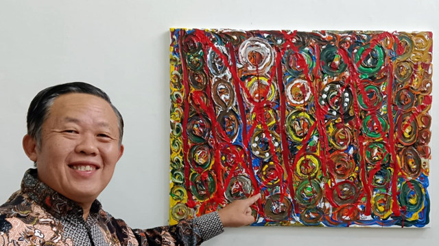 Pelukis Sam Sianata (Liem Sian An) menunjukkan karya seni miliknya.
