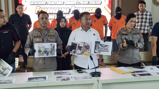 Lima anggota organisasi masyarakat (ormas) dari Forum Pemuda Madura Indonesia (FPMI) ditangkap Polrestabes Surabaya karena menguasai lahan milik orang lain di kawasan Tegalsari, Surabaya, Selasa (3/6/2025). Foto: Farusma Okta Verdian/kumparan