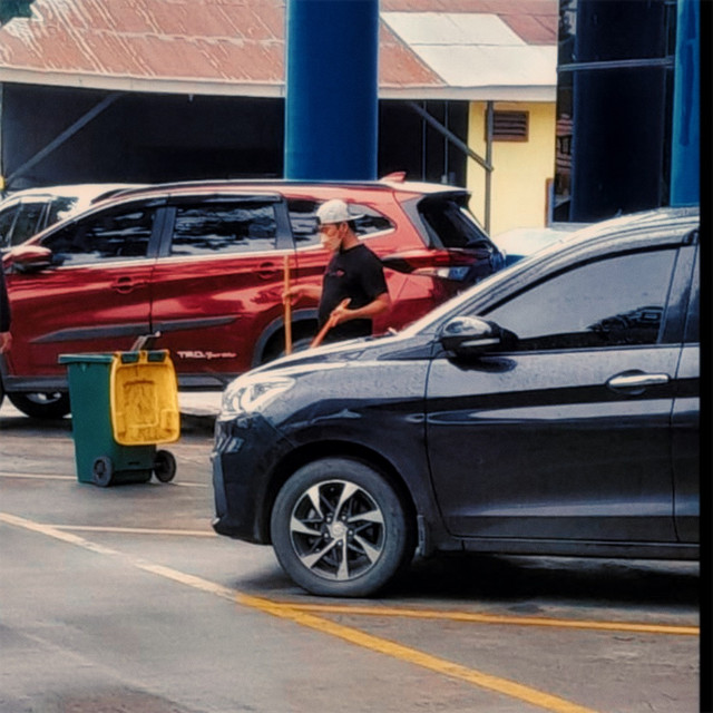 Henri, Saat Membersihkan Halaman Parkir Kantor Pajak. Foto: Dokumentasi Pribadi