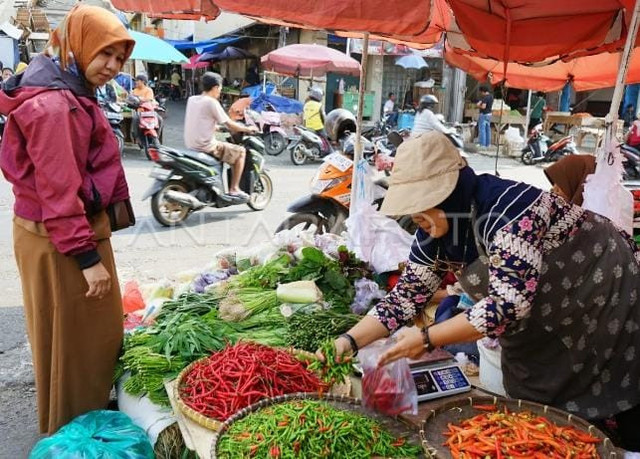Gambar ini menggambarkan di balik timbangan sang pedagang sedang menghitung bukan hanya berat cabai, tapi juga margin keuntungan dan daya beli pelanggan. sementara sang pembeli, dengan sorot mata penuh perhitungan, menimbang kualitas, harga, dan kebutuhan ruma tangganya. di antara mereka, berlangsung seni tawar-menawar yang tak hanya soal harga, tapi juga kepercayaan, empati, dan kelangsungan hidup. Sumber gambar dari : https:www.antarafoto.com