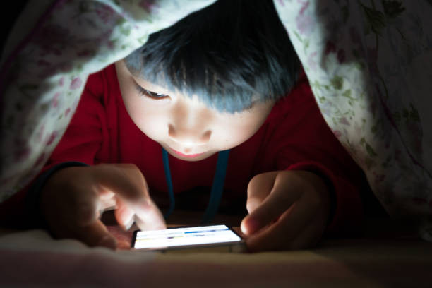 ilustrasi anak sedang maen hp. (https://pixabay.com/id/images/search/anak%20main%20hp/).