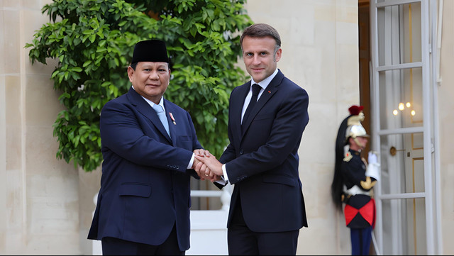 Foto ini diambil oleh Kementerian Pertahanan Republik Indonesia saat Presiden Prancis datang Menemui Presiden Indonesia Prabowo Subianto.