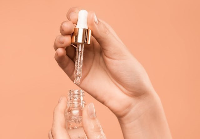 Ilustrasi serum wardah untuk kulit kering dan kusam. Sumber: www.pexels.com