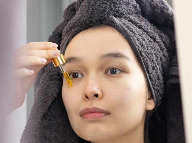 Ilustrasi serum Wardah untuk kulit berminyak dan berjerawat. Sumber: pexels.com/ContentProdCo.