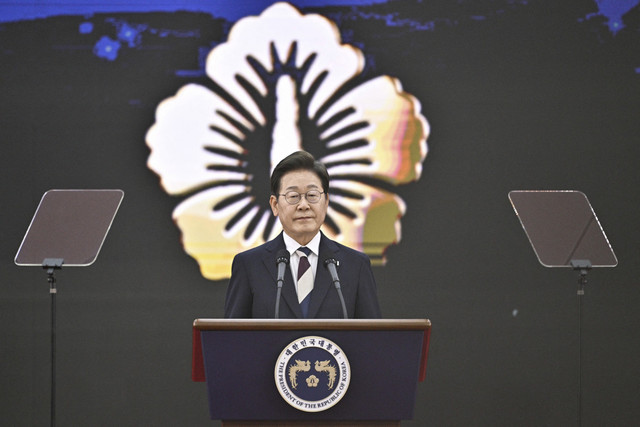 Presiden Korea Selatan Lee Jae-myung bersiap mengucapkan sumpahnya dalam upacara pelantikannya di Majelis Nasional, Seoul, Korea Selatan, Rabu (4/6/2025). Foto: Anthony Wallace/AFP