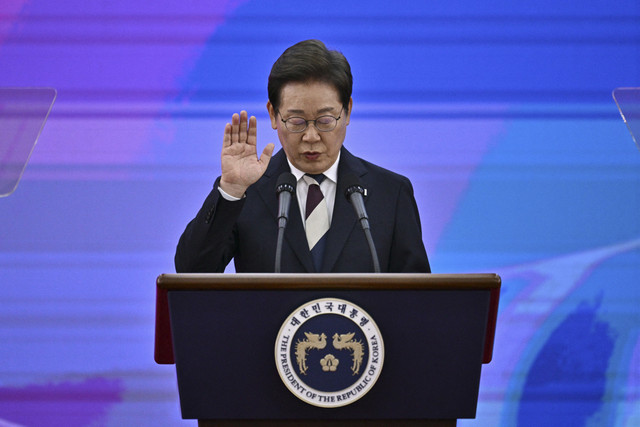 Presiden Korea Selatan Lee Jae-myung mengucapkan sumpahnya dalam upacara pelantikannya di Majelis Nasional, Seoul, Korea Selatan, Rabu (4/6/2025). Foto: Anthony Wallace/AFP
