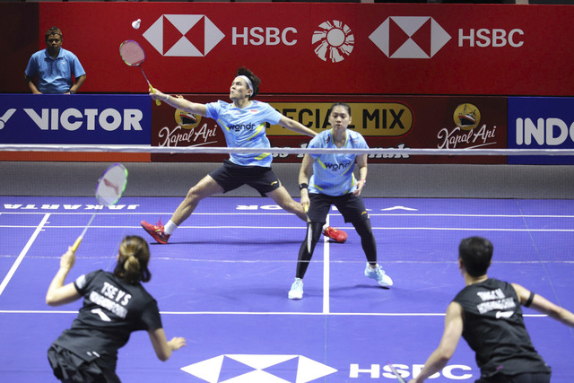 Pasangan ganda campuran Indonesia Adnan Maulana/Indah Cahya Sari Jamil mengembalikan kok ke arah lawan pada gelaran Indonesia Open 2025 di Istora Senayan, Jakarta, Rabu (4/6/2025). Foto: Iqbal Firdaus/kumparan