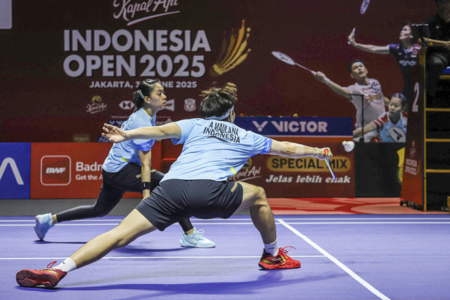 Pasangan ganda campuran Indonesia Adnan Maulana/Indah Cahya Sari Jamil mengembalikan kok ke arah lawan pada gelaran Indonesia Open 2025 di Istora Senayan, Jakarta, Rabu (4/6/2025). Foto: Iqbal Firdaus/kumparan