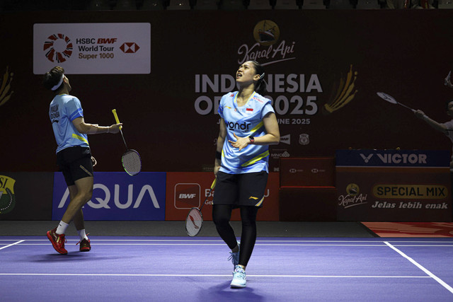 Pasangan ganda campuran Indonesia Adnan Maulana/Indah Cahya Sari Jamil mengembalikan kok ke arah lawan pada gelaran Indonesia Open 2025 di Istora Senayan, Jakarta, Rabu (4/6/2025). Foto: Iqbal Firdaus/kumparan