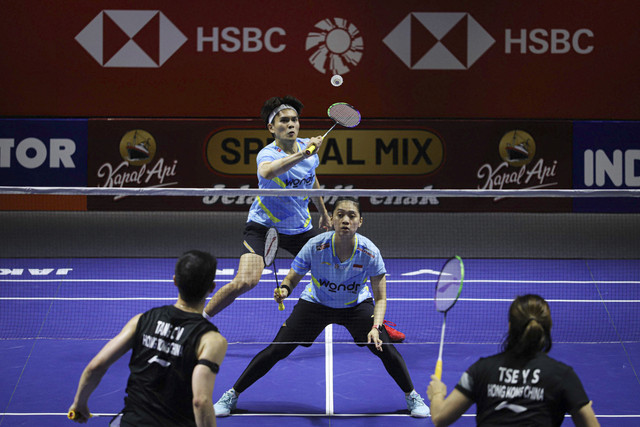 Pasangan ganda campuran Indonesia Adnan Maulana/Indah Cahya Sari Jamil mengembalikan kok ke arah lawan pada gelaran Indonesia Open 2025 di Istora Senayan, Jakarta, Rabu (4/6/2025). Foto: Iqbal Firdaus/kumparan