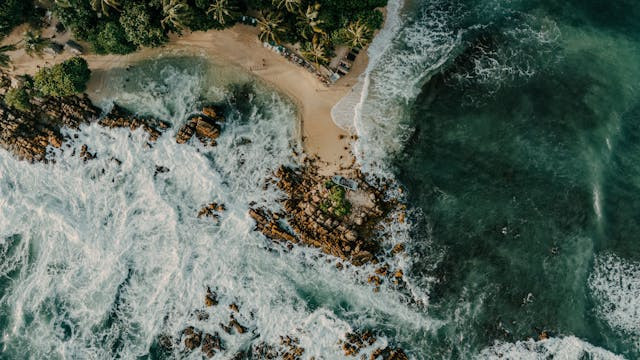 Pantai di Banyuwangi dekat Ketapang. Foto hanya ilustrasi bukan sebenarnya. Sumber foto: Pexels/Eslam Mohammed Abdelmaksoud