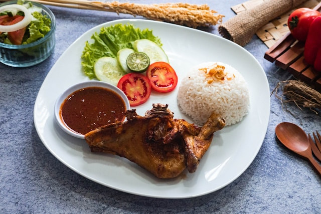 3 nasi tempong Banyuwangi. Foto hanya ilustrasi bukan sebenarnya. Sumber foto: Unsplash/R Eris
