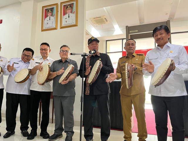 Pemukulan rebana menjadi simbolis dibukanya kembali penerbangan internasional di Bandara Supadio Pontianak. Foto: Rabiansyah/Hi!Pontianak