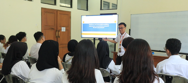 Dosen sedang mengajar di kelas. Dokumen pribadi.