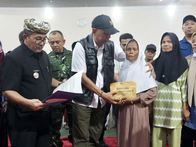 Wamensos Agus Jabo Priyono menyerahkan santunan dan bantuan untuk korban meninggal dunia dan luka di Gunung Kuda Desa Cipanas, Kecamatan Dukupuntang, Kabupaten Cirebon, Jawa Barat, Selasa (3/6/2025). Foto: Dok. Kemensos
