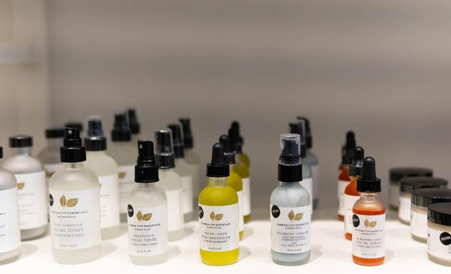 Ilustrasi rekomendasi serum Hanasui untuk menghilangkan bekas jerawat. Sumber foto: Pixabay/ timokefoto