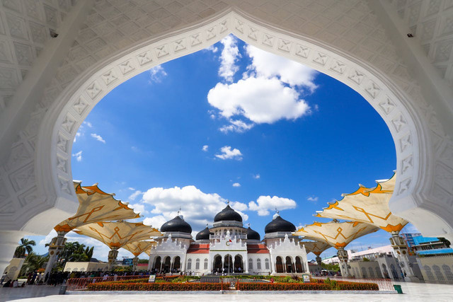 Jajanan khas Aceh. Foto salah satu landmark ikonik di Aceh. Sumber: Unsplash/Kevin Yung