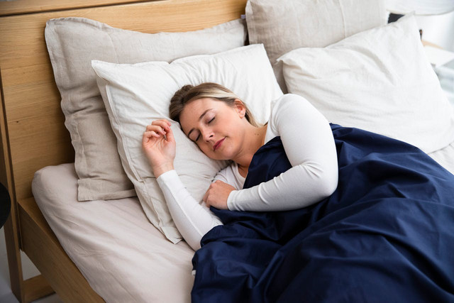 Ilustrasi posisi tidur untuk penderita skoliosis. Foto: Pexels.com