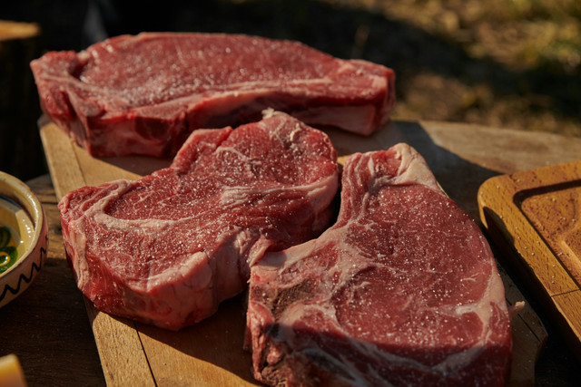 Ilustrasi 7 Tips Menyimpan Daging Kurban di Freezer agar Awet dan Tidak Bau, Unsplash/Cristi Caval