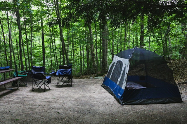 Camping Ground Lembah Tepus. Foto hanya ilustrasi, bukan tempat sebenarnya. Sumber: Unsplash/Brian Yurasits