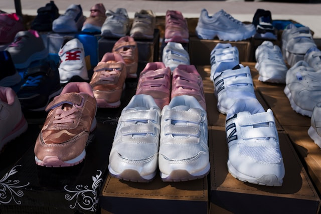 Ilustrasi Merk Sepatu Anak yang Bagus. Sumber: Unsplash/EricProuzet