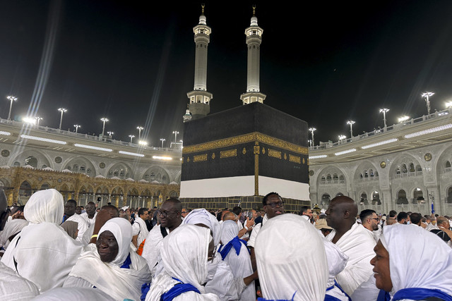Jemaah Haji dari bebagai negara melasanakan ibadah jelang puncak Haji di Masjidil Haram, Makkah, Arab Saudi, Senin (2/6/2025). Foto: AFP