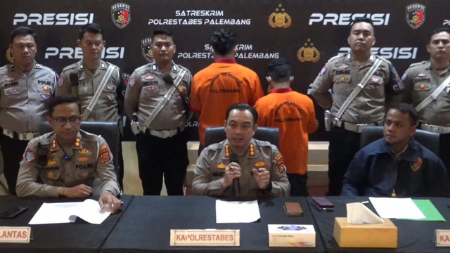 Kapolrestabes Palembang Kombes Pol Haryyo Suggihartono saat melakukan press rilis penangkapan dua tersangka penyelundupan benih lobster. Foto : Istimewa