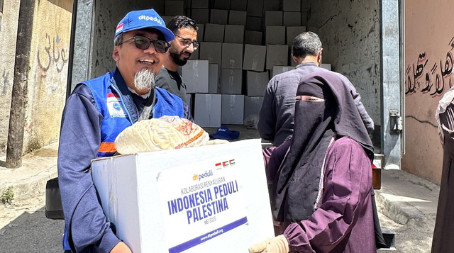 Ustadz Ali Nurdin, Dewan Pengawas Syariah DT Peduli, ikut langsung menyalurkan bantuan kepada pengungsi Palestina di Yordania (Sumber : DT Peduli)