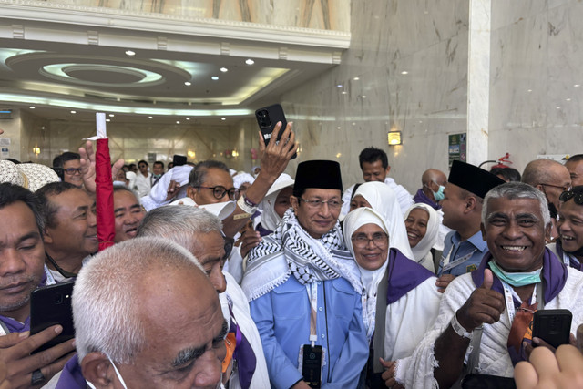 Menag Nasaruddin Umar menyapa jemaah sebelum berangkat ke Arafah. Foto: Moh Fajri/kumparan